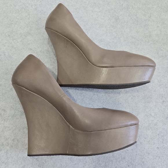 🐢 L.A.M.B. Women Novice Taupe High Wedge Slip On Size 9.5 Pumps - Picture 14 of 17